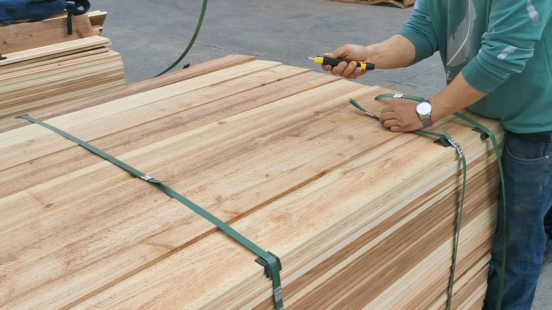 বাগানের সাজসজ্জার জন্য কাস্টমাইজড আউটডোর সিডার কাঠের বেড়া ভাল স্থায়িত্ব