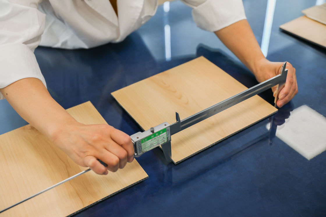 কাঠের টেক্সচার ইন্ডোর ডেকোরেশন 4 মিমি 5 মিমি 6 মিমি পিভিসি এসপিসি ক্লিক লক ভিনাইল গ্রাফিক ডিজাইন ইউরোপীয় হোম অফিস