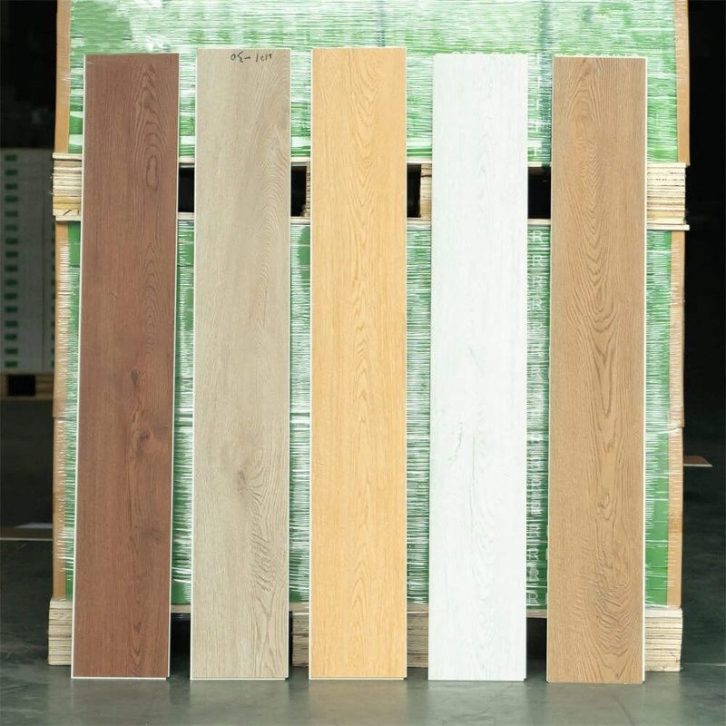 ইনডোর ওয়াটারপ্রুফ 4 মিমি কাঠের শস্য শক্ত কোর পিভিসি প্লাস্টিকের প্লাঙ্ক ইন্টারলকিং ক্লিক লক এসপিসি ভিনাইল মেঝে