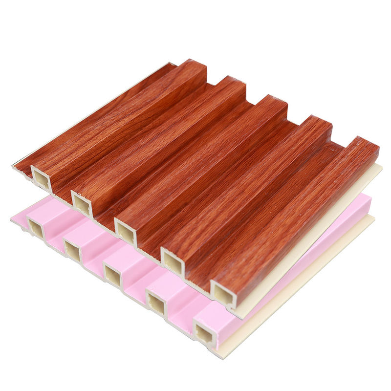 কারখানার অভ্যন্তরীণ সজ্জা কাঠ প্লাস্টিক কম্পোজিট পিভিসি লেপ আচ্ছাদন ফ্লুটেড ওয়াল বোর্ড ডাব্লুপিসি অভ্যন্তরীণ ওয়াল প্যানেল