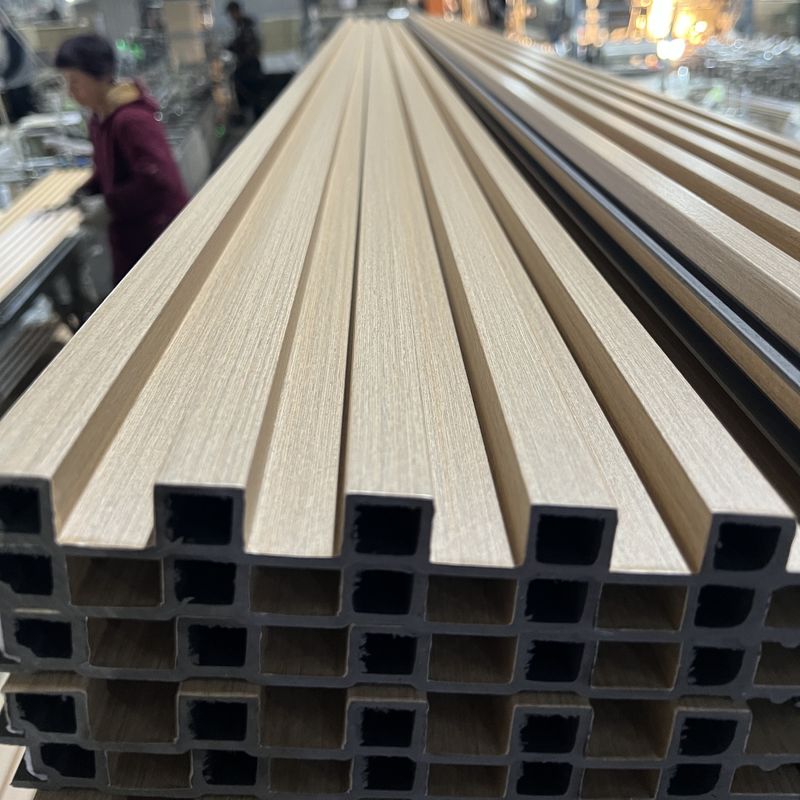 জলরোধী ডাব্লুপিসি ওয়াল প্যানেল পিভিসি ফিল্ম কাঠ প্লাস্টিক ডাব্লুপিসি সিলিং স্লট আচ্ছাদন অভ্যন্তরীণ প্রসাধন জন্য ফ্লুটেড ইনডোর ওয়াল প্যানেল