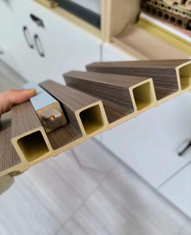 পিভিসি 3 ডি ফ্লুটেড ডেকোরেটিভ ল্যামব্রিন কাঠের কম্পোজিট অভ্যন্তর ফ্লুটেড প্যানেল Wpc ওয়াল প্যানেল ক্ল্যাসিং গ্রাহকের প্রয়োজনের জন্য অগ্নি সুরক্ষা