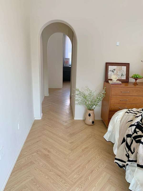 8 মিমি 12 মিমি স্টীল কোর বিলাসবহুল ভিনাইল ক্লিক ফ্লোরিং প্রিমিয়াম কাঠের হেরিংবোন অ্যান্টি স্লিপ পিসো এসপিসি ক্লিক 5 মিমি প্লাঙ্ক ফ্লোরিং